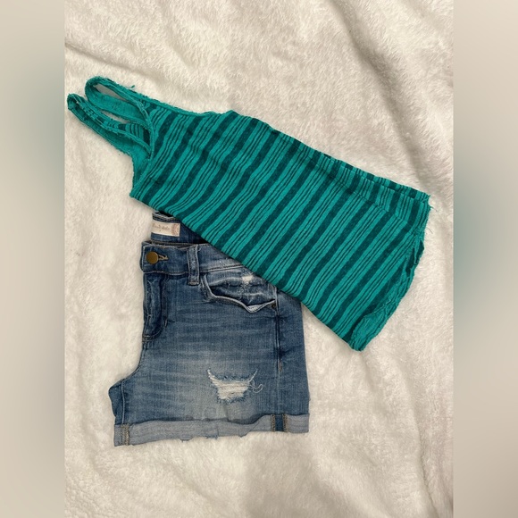 Altar’d State distressed cuffed denim shorts - Picture 5 of 5